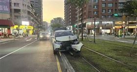 22歲男開車突「頭暈神隱」失控直撞輕軌號誌桿。（圖 ／翻攝畫面）