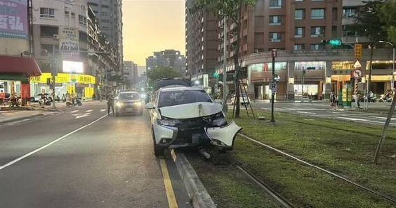 22歲男頭暈暴衝　自撞輕軌號誌桿車頭全毀