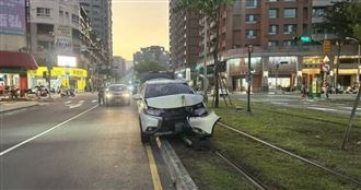 22歲男開車突「頭暈神隱」失控直撞輕軌號誌桿。（圖 ／翻攝畫面）