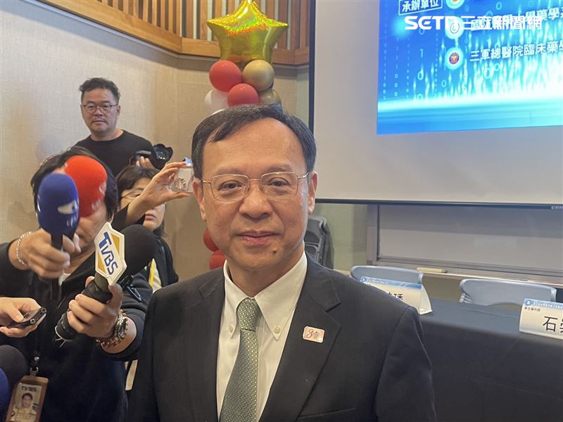 衛福部長石崇良呼籲國人外出旅遊時盡量避免接觸禽鳥。（圖／記者蔣季容攝影）