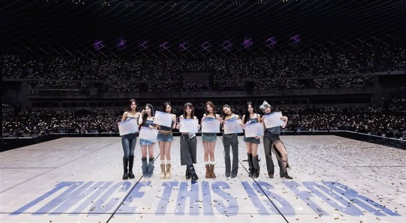 TWICE昨於高雄世運開唱，舞台採360度設計。（圖／翻攝自IG）