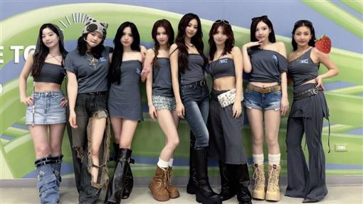 5萬人朝聖TWICE！遭強光直射：看不到舞台