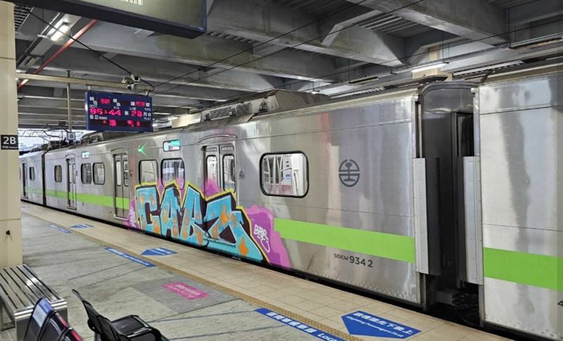 台鐵列車遭大面積塗鴉。（圖／讀者提供）