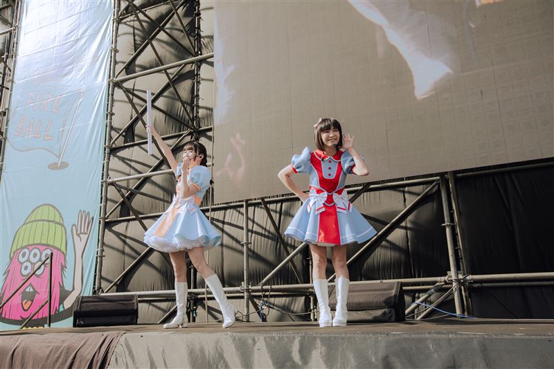 YOYO家族橘子姊姊、草莓姐姐帶動唱，熱情與觀眾互動。（圖／夥球擊提供）