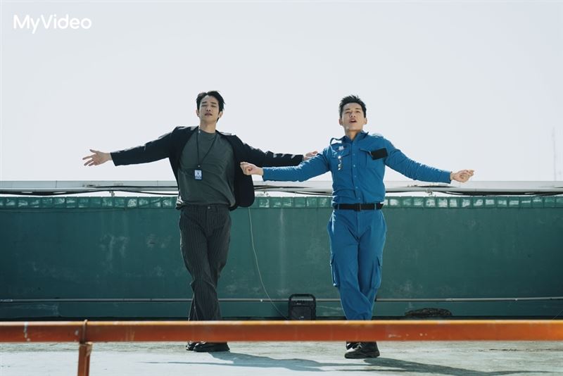 劉以豪（左）、陳澤耀（右）大秀舞姿。（圖：愛奇藝國際版、壹壹影業提供）
