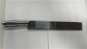 余男行兇所用的西瓜刀。（圖／翻攝畫面）