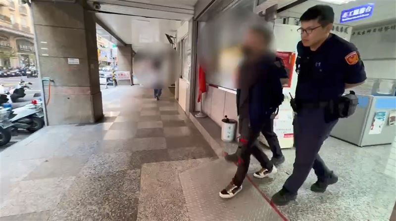余男被警方送辦。（圖／翻攝畫面）