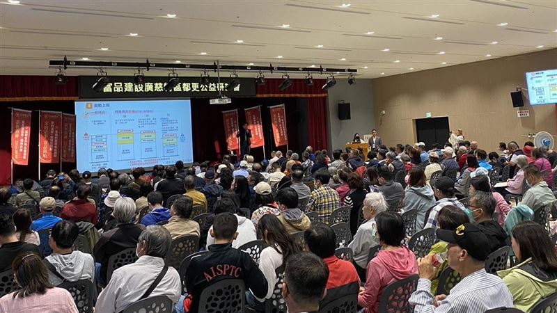 富品建設「廣慈都市更新研討會」，現場座無虛席，曾富瑋指出，都更重建最關鍵的有六件事，但最重要的，就是要能搬得回來，否則一切都是空談。（圖／富品建設提供）
