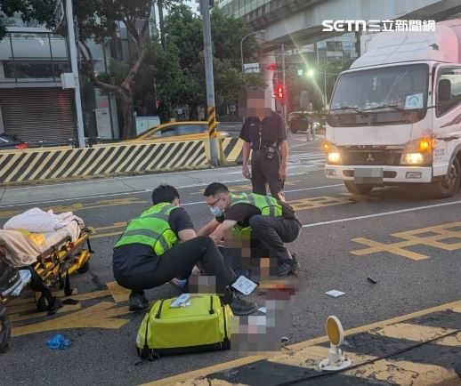 台中74歲老翁綠燈過馬路，慘遭右轉貨車撞飛，送醫不治。（圖／翻攝畫面）