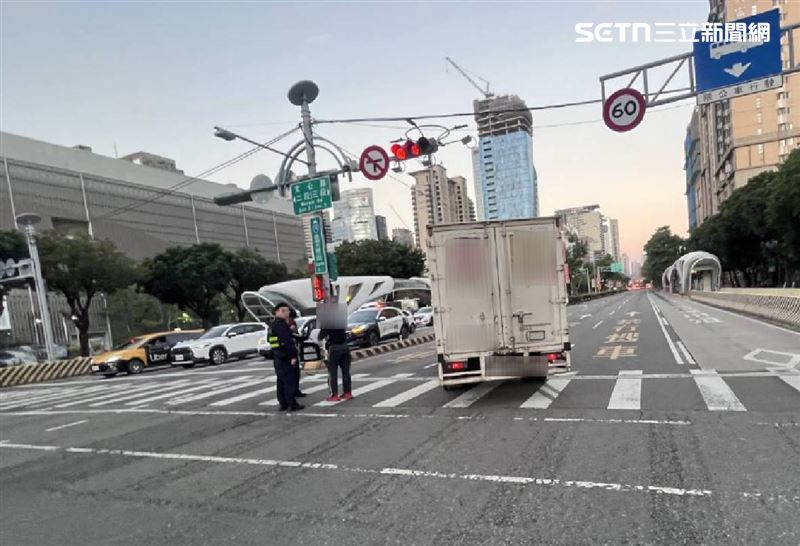 台中74歲老翁綠燈過馬路，慘遭右轉貨車撞飛，送醫不治。（圖／翻攝畫面）