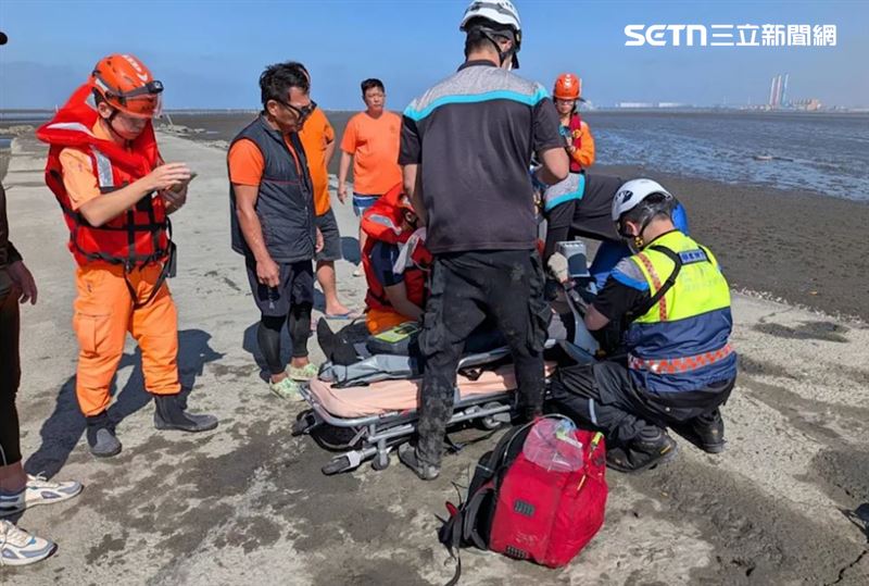彰化伸港發生釣客落水意外，2人落水無生命跡象，1死1命危。（圖／翻攝畫面）
