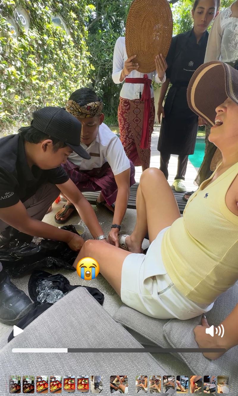 岳啟儒腿部卡在石板中間。（圖／翻攝自岳啟儒 一人份的勇氣臉書）