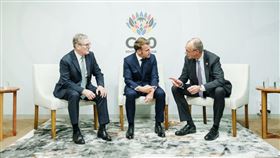 德國總理梅爾茨在X上上傳和馬克宏以及英國首相施凱爾的合照，稱堅定支持烏克蘭。（圖／翻攝自X平台 @@bundeskanzler）