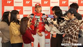 味全龍感謝祭，先發投手徐若熙受訪。（圖／記者劉彥池攝影）