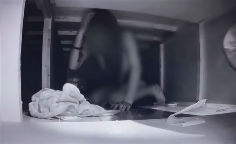 穿著女僕裝的爆乳越籍女躲在養身館密室中。（圖／翻攝畫面）