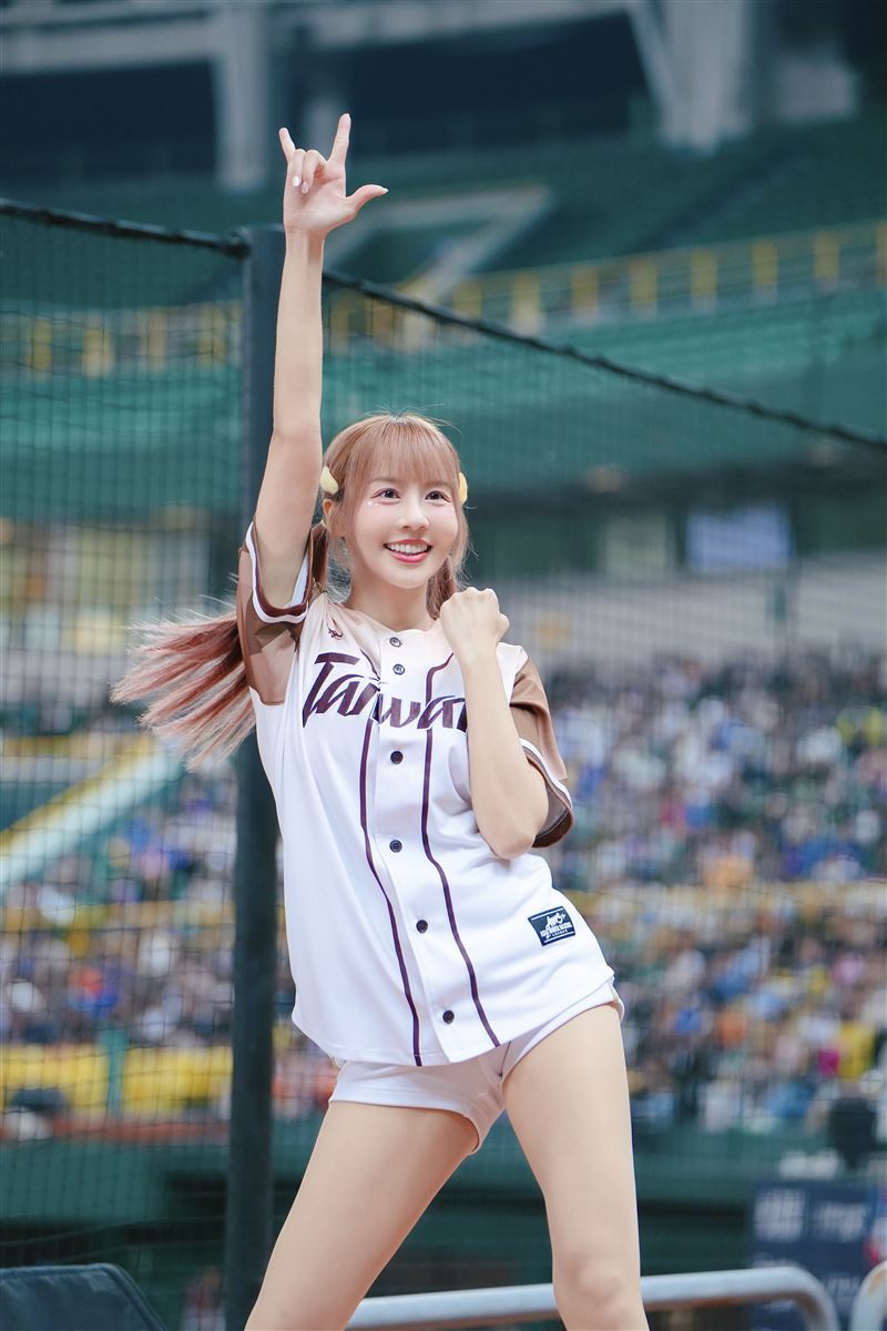 樂天女孩崔荷潾出席冬盟應援。（圖／樂天桃猿提供）