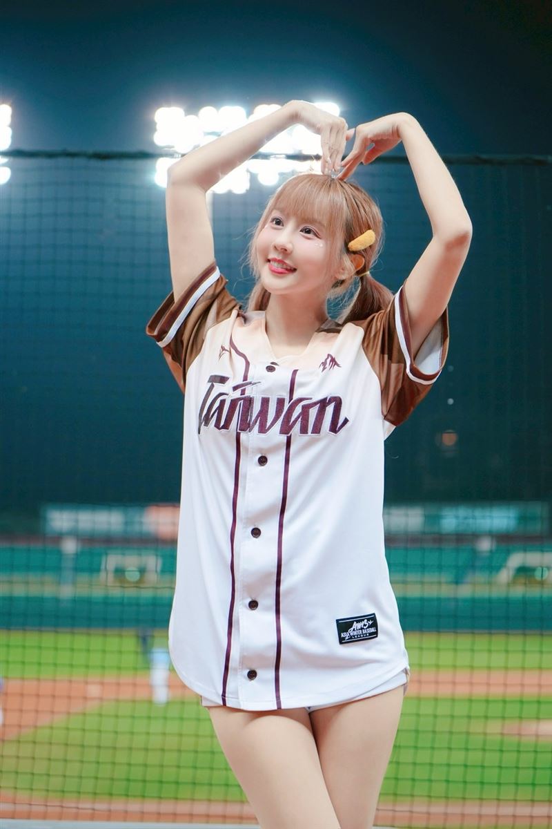 樂天女孩崔荷潾出席冬盟應援。（圖／樂天桃猿提供）