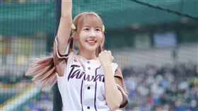 樂天女孩崔荷潾出席冬盟應援。（圖／樂天桃猿提供）