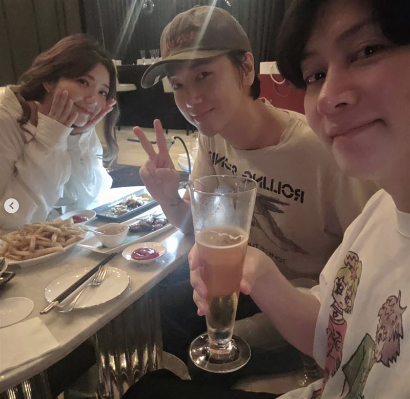 Super Junior希澈、藝聲在演唱會結束後，與郭雪芙三人聚餐。（圖／翻攝自IG）