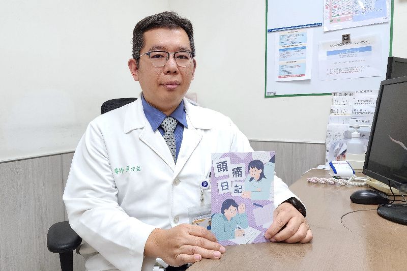 奇美醫院神經內科主任楊浚銘（圖）23日表示，偏頭痛是身體提醒需要調整生活，可透過建立頭痛日誌、調整心態，降低焦慮、維持規律生活改善。（奇美提供）