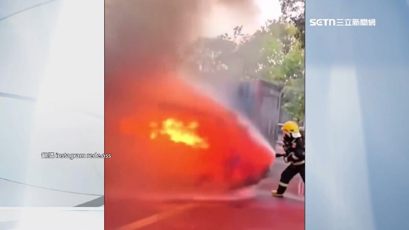 火焰噴向消防員。（圖／翻攝自IG @rede.ass）