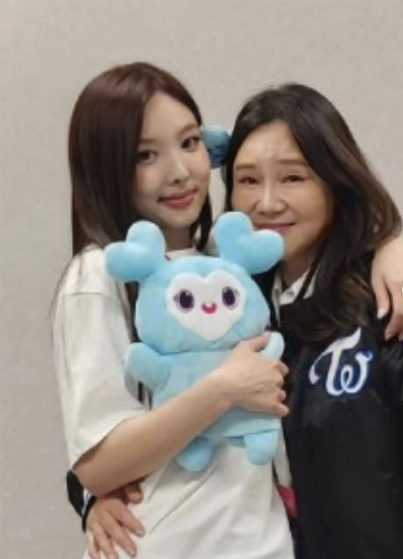娜璉與媽媽後台合照曝光。（圖／翻攝自IG@cucu__1004）