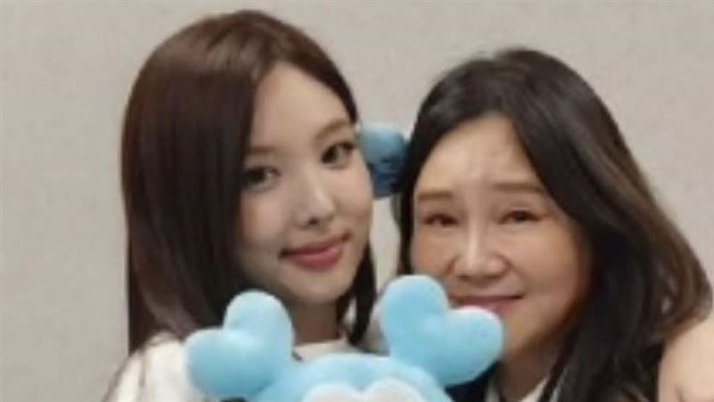 TWICE娜璉媽媽發文了!母女後台合照曝光