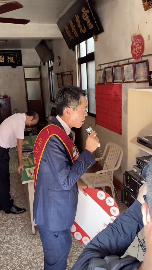 李宗霖開村內廣播請鄉親幫忙蒐集愛心。（圖／翻攝自張博洋臉書）