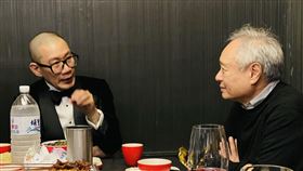 李安導演在慶功宴上和張吉安導演大聊《地母》的拍攝過程。（圖／翻攝自張吉安Chong Keat Aun 臉書）