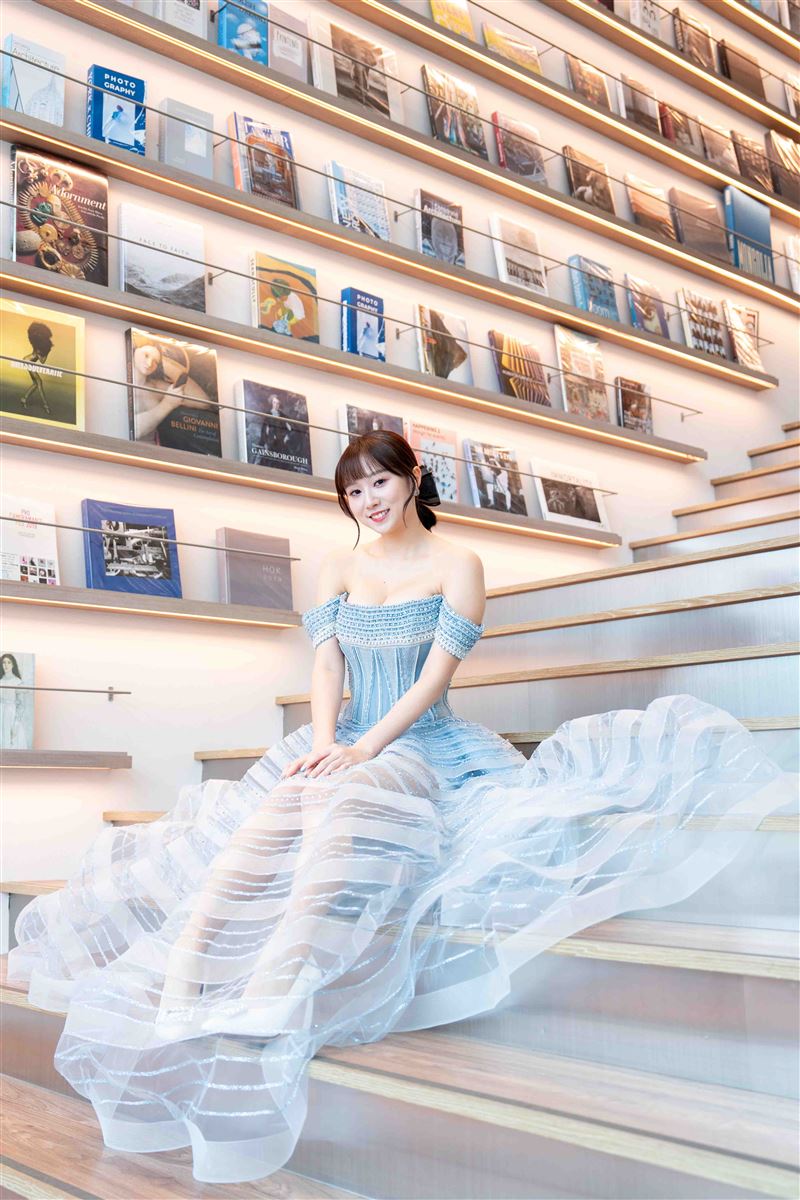 斐棋一身透視禮服美腿藏不住。（圖／尖端出版提供）