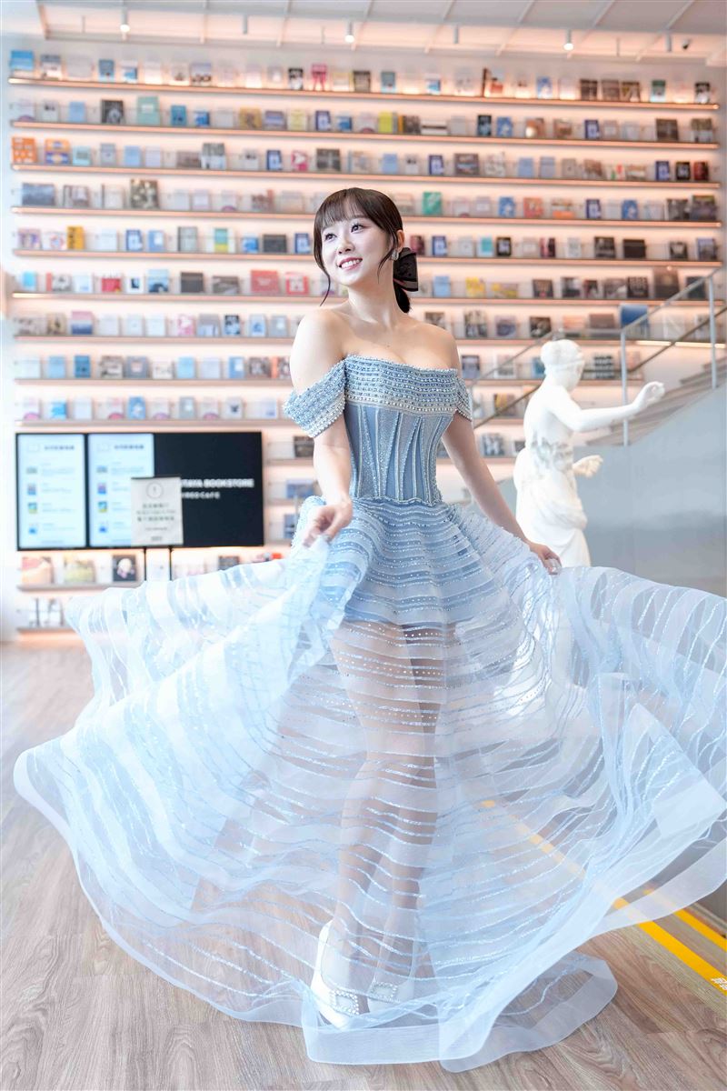 「純欲女神」 斐棋近期推出個人寫真，昨在內湖舉辦簽書會同時提前慶生。（圖／尖端出版提供）