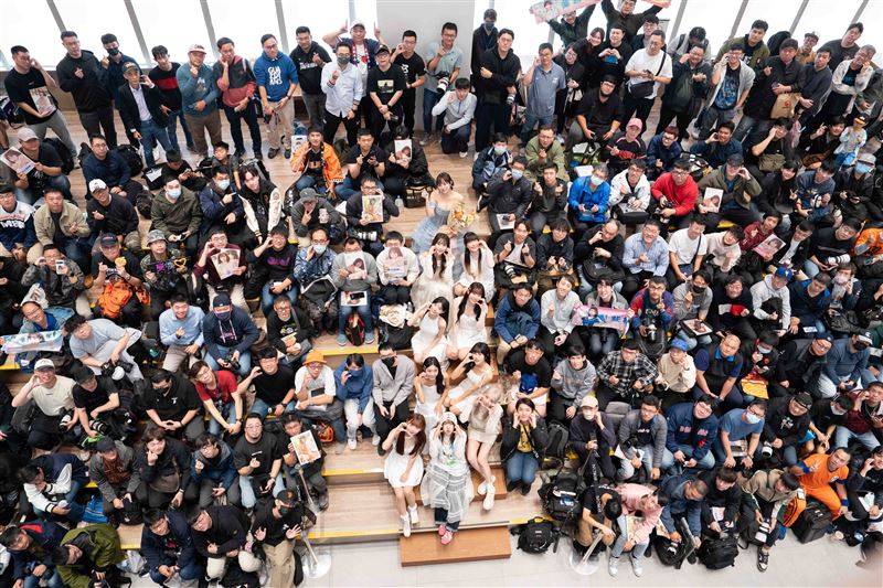 斐棋昨在內湖忠泰樂生活舉辦簽書會粉絲擠滿現場。（圖／尖端出版提供）