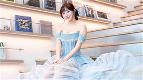 斐棋推出個人寫真昨在內湖舉辦簽書會擠爆現場。（圖／尖端出版提供