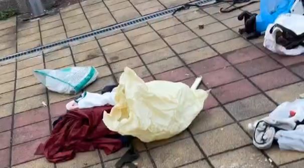 小至棉被，大至椅子、行李箱，想得到的家具，他車頂上都有。（圖／翻攝畫面）