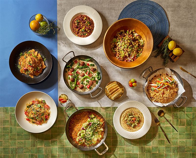 台北國泰MJ Kitchen即日起至明年2月15日推出「飛饗~肉蒔之境 x BaganHood」全新主題菜色，與知名蔬食餐酒館BaganHood聯名，賓客能大啖主廚精選近10道聯名菜色。（圖／品牌業者提供）