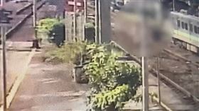 男子闖入樹林火車站內的鐵軌。（圖／翻攝畫面）