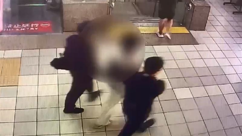 男子被鐵警帶走。（圖／翻攝畫面）