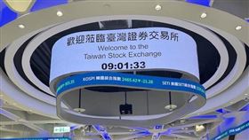 台股一周震盪回檔，加權指數單日跌3.61%、周跌3.51%。抗跌ETF前10強跌幅僅0.49%至2.09%，00981T靠約7成債券配置居冠；高股息占6檔，顯示股債平衡與配息防禦在估值修正、利率不確定的逆風中更能扛波動。（示意圖／PIXABAY）