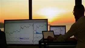 美股盤中大漲後急轉收黑、指數震盪逾千點。鉅亨買基金認為下跌主因是情緒放大：市場把甲骨文債務壓力牽到AI泡沫、9月非農補發過強讓12月降息預期降溫，以及對聯準會流動性措辭誤讀。AI仍獲政策力挺、基建需求擴張，回檔更像長線入場折扣。（示意圖／PIXABAY）