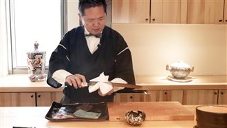 日中緊張  北京日料業者嘆比疫情衝擊大（1）日中關係對立升溫。北京日本料理店東也壽司老闆谷岡一幸接受訪問表示，這是開業10年來最難的一次。圖為谷岡一幸在料理魚類產品。中央社記者呂佳蓉北京攝 114年11月23日