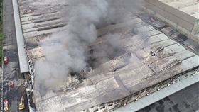 家樂福倉儲大火  鄭文燦盼殘火熄滅消除濃煙桃園市楊梅區家樂福的倉儲14日發生火災，市長鄭文燦前往視察表示，物流中心面積約7萬平方公尺，燃燒時產生巨大濃煙，下午完成火場滅火，目前還在進行殘火處理，希望能把殘火熄滅，消除濃煙造成的空污。（桃園市政府消防局提供）中央社記者吳睿騏桃園傳真  111年3月14日