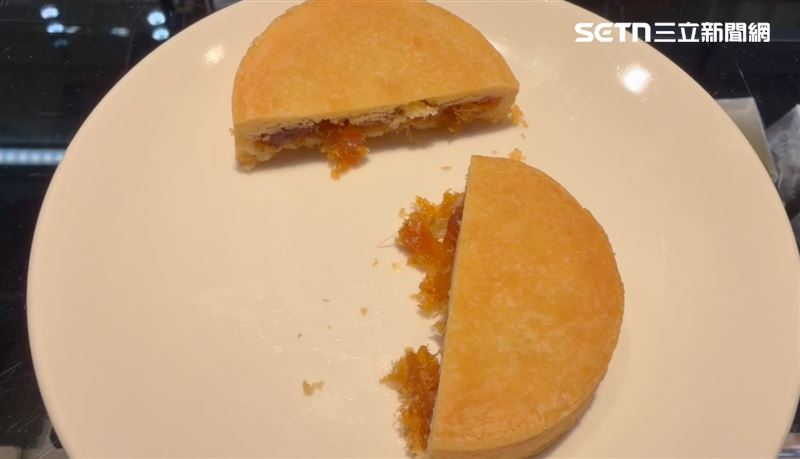 鳳梨酥切開內餡飽滿，收服姐姐們的味蕾。（圖／翻攝畫面）