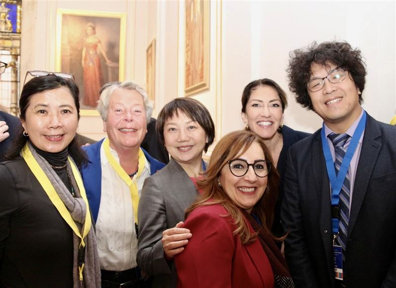 立委沈伯洋（右一）、范雲（左三）出席國際自由聯盟（Liberal International, LI）第209屆執行委員會。（圖／民進黨提供）