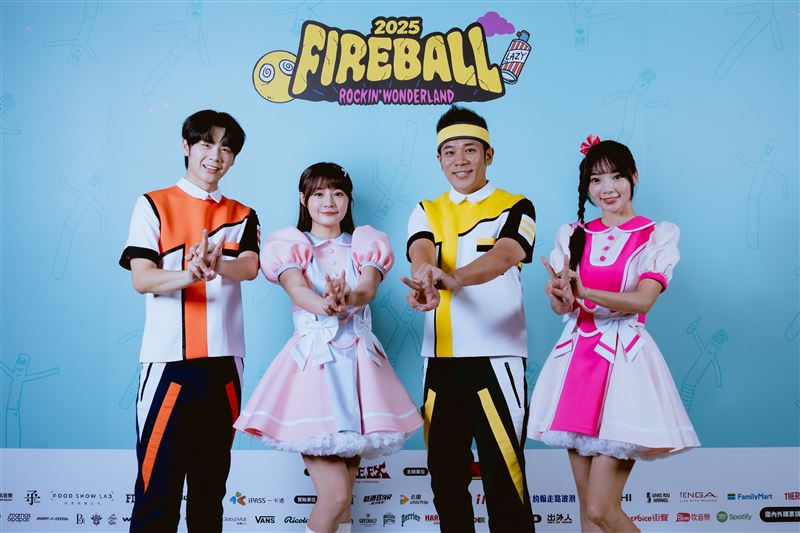 香蕉哥哥（右2）領軍南瓜哥哥（左起）、雲朵姐姐、櫻桃姐姐演出，讓楊大正相當感動。（圖／夥球擊提供）