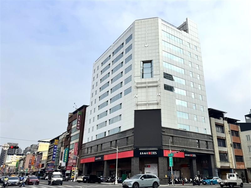 高雄科技產業、觀光起飛，境外法人買下全棟「青年館大樓」，在地房仲指出，全棟購入商辦可穩定收租或可彈性改建，可謂是金雞母。（圖／台灣房屋提供）