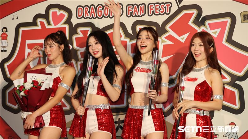 味全龍感謝祭，小龍女韓籍成員權喜原（左2）出席拍照會。（圖／記者劉彥池攝影）