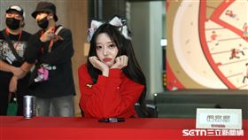 味全龍感謝祭，小龍女韓籍成員權喜原拍照會和球迷合影。（圖／記者劉彥池攝影）