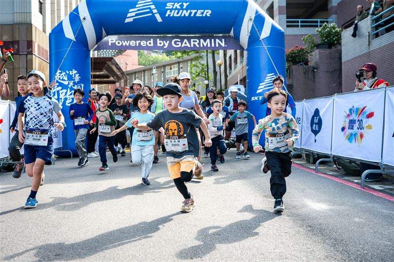 《SKY HUNTER 士林越野》首度增設50K、路線橫跨台北&mdash;汐止山系，750名跑者來自21國齊聚外雙溪。日本JSA首組隊參賽交流，日將奪50K雙冠；九天鼓陣開場、親子組熱報，賽事減塑與回收獎牌力推永續，城市山林共跑。（圖／中華民國越野跑協會提供）