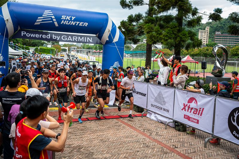 《SKY HUNTER 士林越野》首度增設50K、路線橫跨台北&mdash;汐止山系，750名跑者來自21國齊聚外雙溪。日本JSA首組隊參賽交流，日將奪50K雙冠；九天鼓陣開場、親子組熱報，賽事減塑與回收獎牌力推永續，城市山林共跑。（圖／中華民國越野跑協會提供）