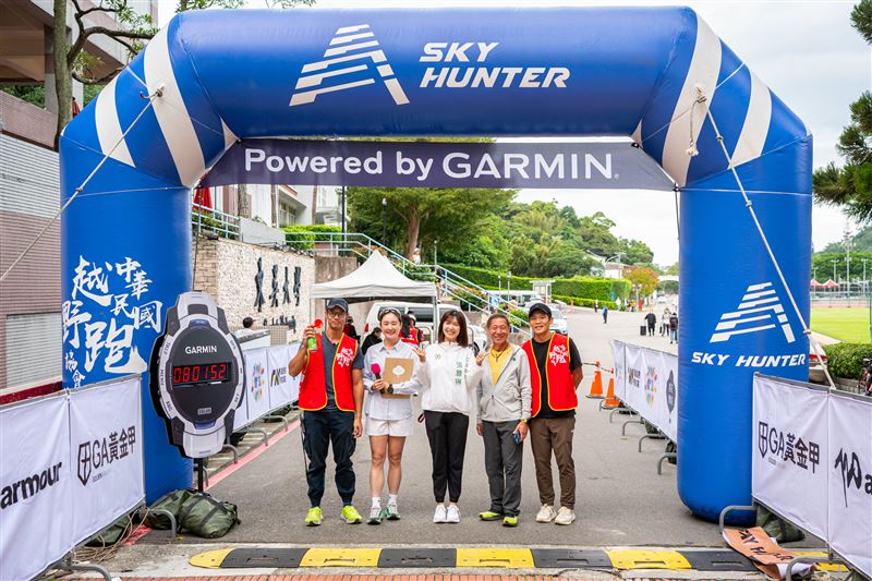 《SKY HUNTER 士林越野》首度增設50K、路線橫跨台北&mdash;汐止山系，750名跑者來自21國齊聚外雙溪。日本JSA首組隊參賽交流，日將奪50K雙冠；九天鼓陣開場、親子組熱報，賽事減塑與回收獎牌力推永續，城市山林共跑。（圖／中華民國越野跑協會提供）